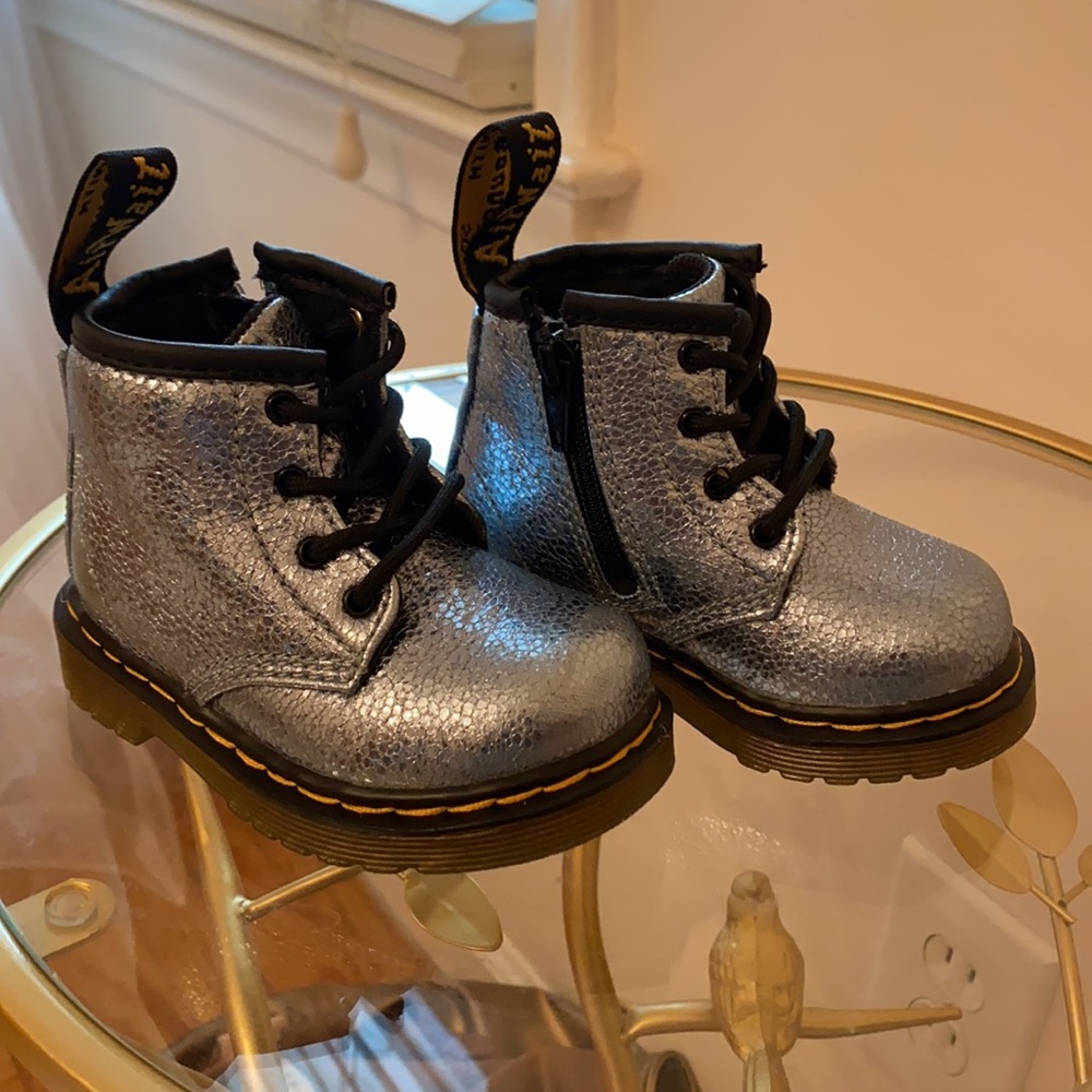 Kids Dr. Martens Teal Crinkle metallic boots - size 4